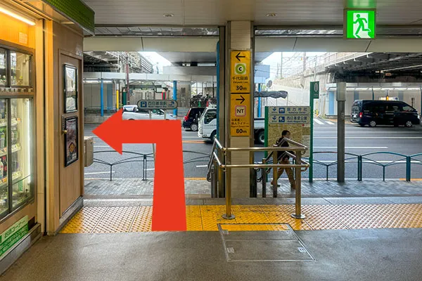 改札を出た駅出口の画像