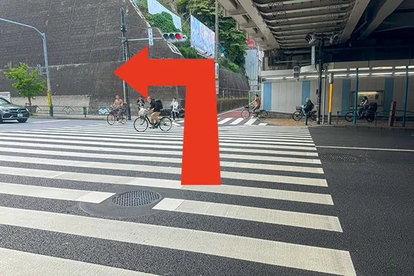 渡る横断歩道の画像