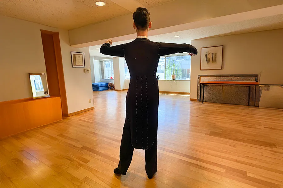 オーダーメイドコスチュームを着てポーズを取っている男性