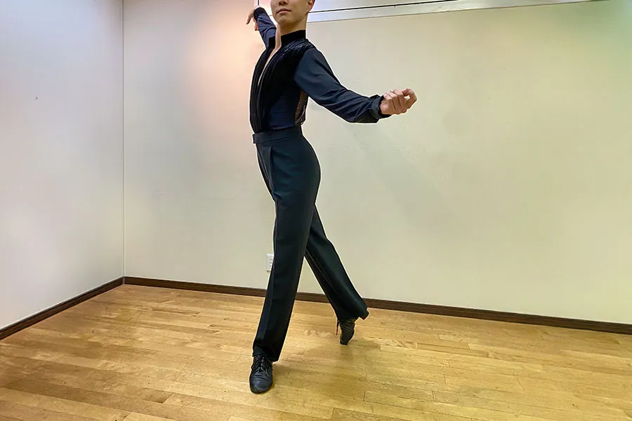 オーダーメイドコスチュームを着てポーズを取っている男性