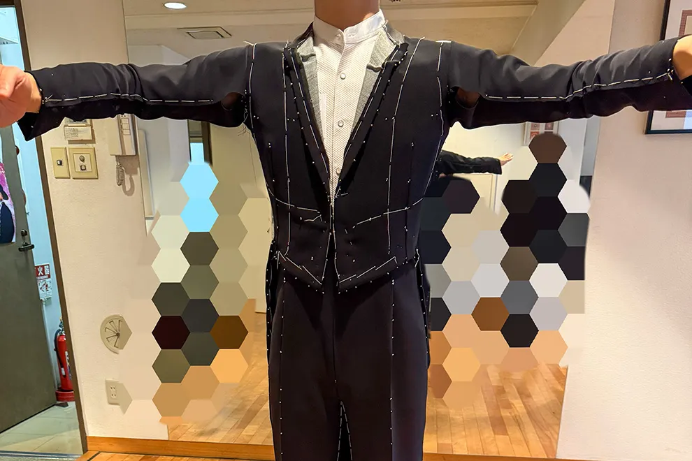 仮縫い中のオーダーメイドコスチュームを着用している男性