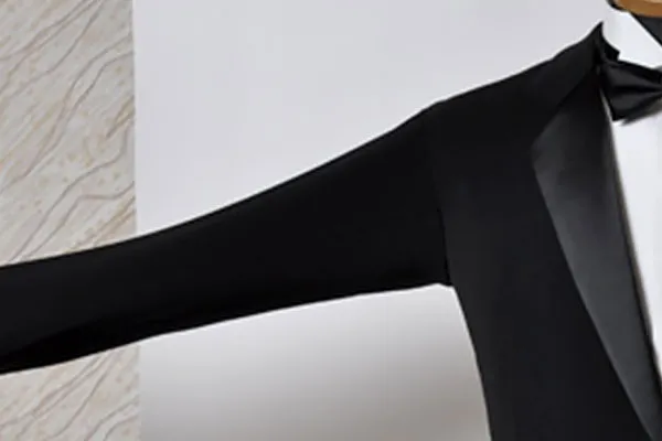 オーダーメイドコスチュームを着て腕を伸ばし生地を見せている男性