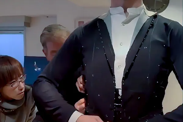 仮縫いをしているスタッフとお客様