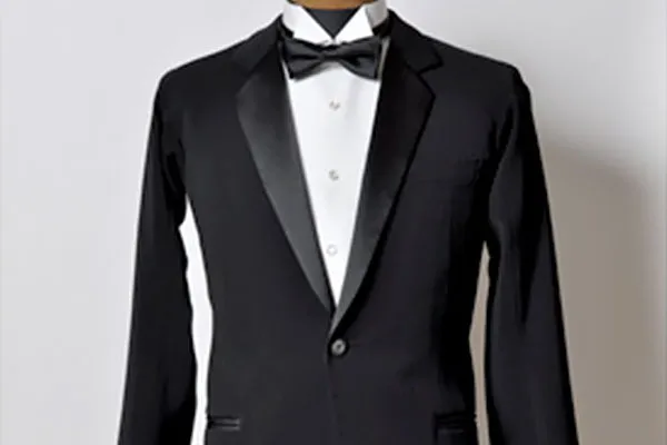 トルソーに掛けられた完成品のオーダーメイドコスチューム