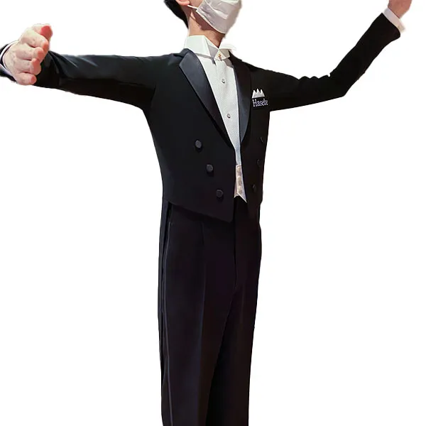 オーダーメイドコスチュームを着て軽量な着心地をポーズで表現している男性