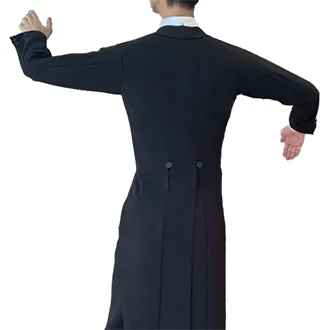 シワのない美しいシルエットのポーズをしているオーダーメイドコスチュームを着た男性