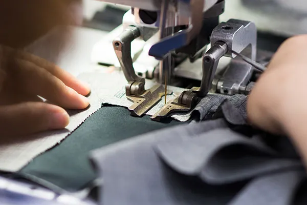 ミシンで布を縫っているところ